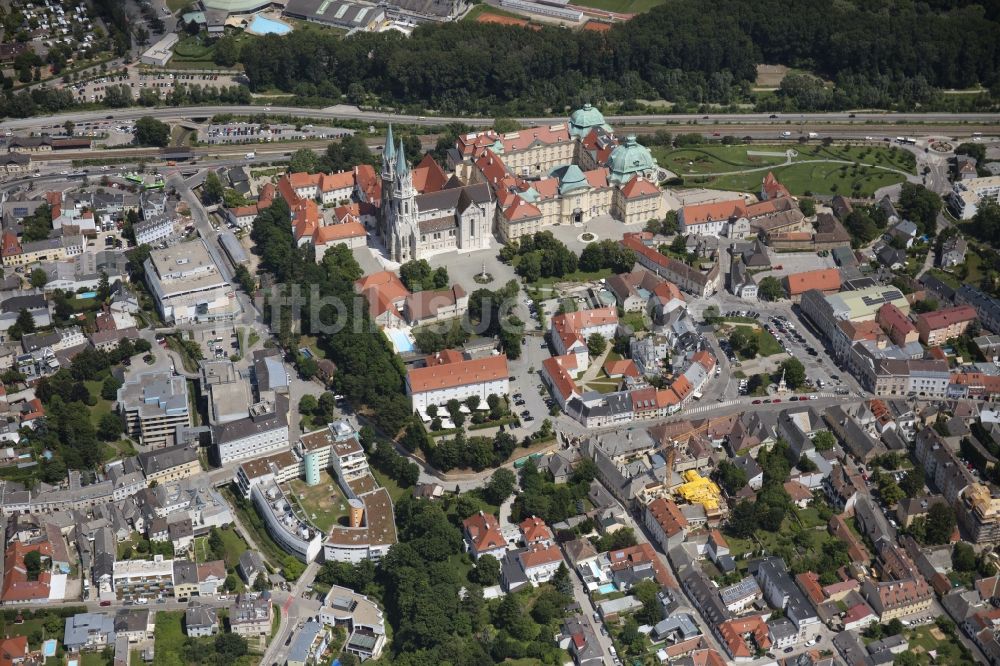 Luftaufnahme Klosterneuburg - Gebäudekomplex des Klosters in Klosterneuburg in Niederösterreich, Österreich