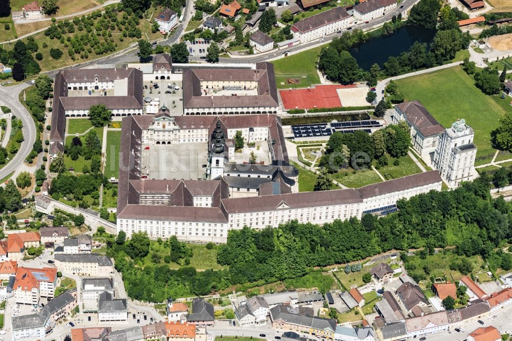 Luftbild Kremsmünster - Gebäudekomplex des Klosters in Kremsmünster in Oberösterreich, Österreich