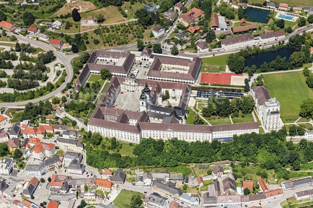 Luftaufnahme Kremsmünster - Gebäudekomplex des Klosters in Kremsmünster in Oberösterreich, Österreich