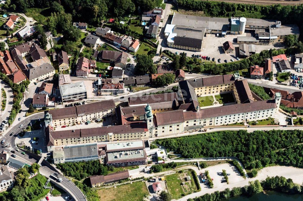 Luftaufnahme Lambach - Gebäudekomplex des Klosters in Lambach in Oberösterreich, Österreich