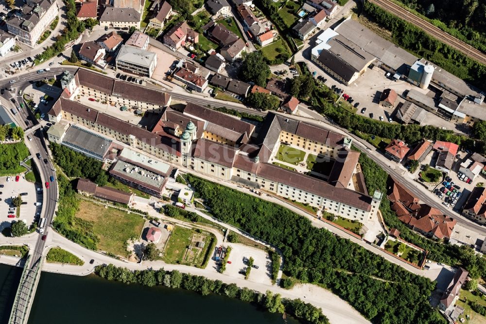 Lambach von oben - Gebäudekomplex des Klosters in Lambach in Oberösterreich, Österreich