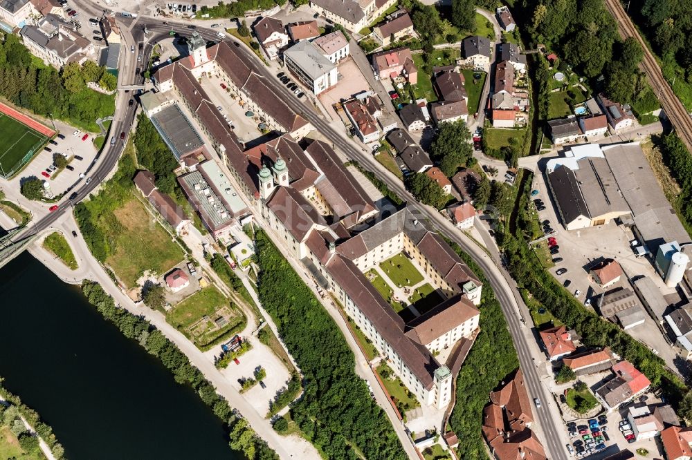 Lambach aus der Vogelperspektive: Gebäudekomplex des Klosters in Lambach in Oberösterreich, Österreich