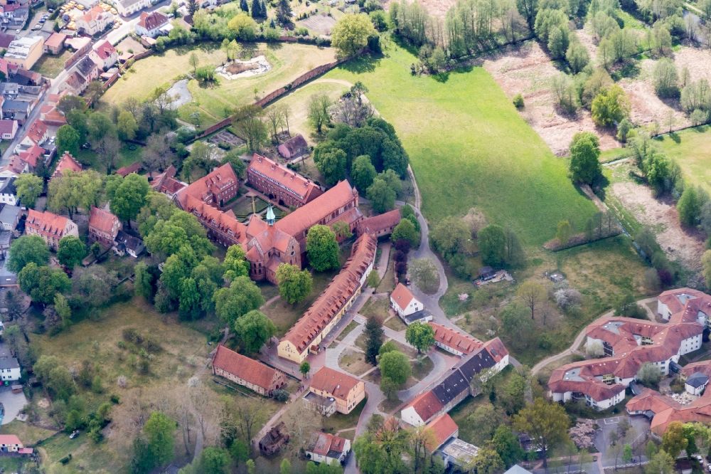 Luftaufnahme Kloster Lehnin - Gebäudekomplex des Klosters Lehnin im Bundesland Brandenburg