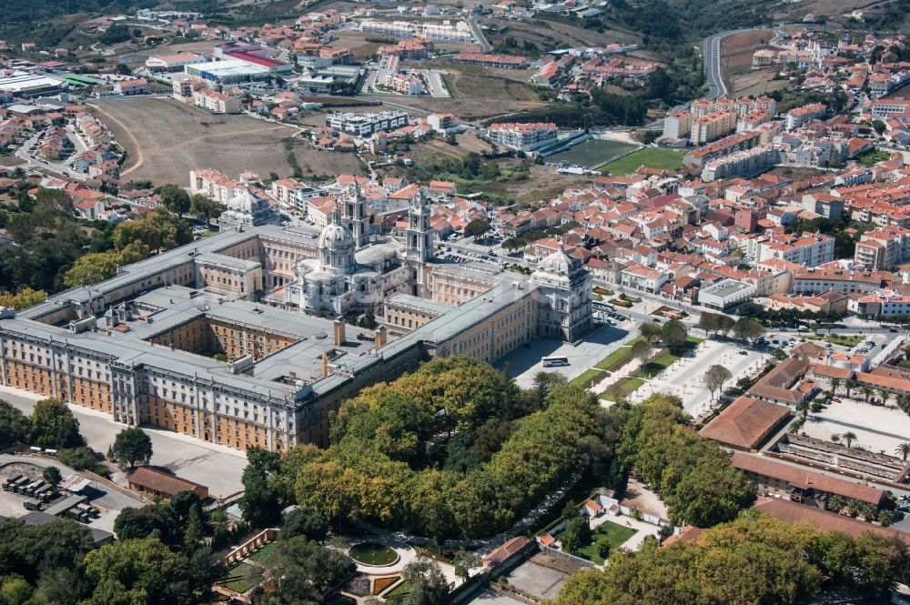 Mafra aus der Vogelperspektive: Gebäudekomplex des Klosters in Mafra in Lisboa, Portugal
