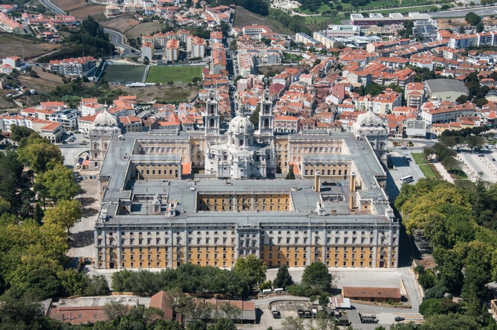 Luftaufnahme Mafra - Gebäudekomplex des Klosters in Mafra in Lisboa, Portugal