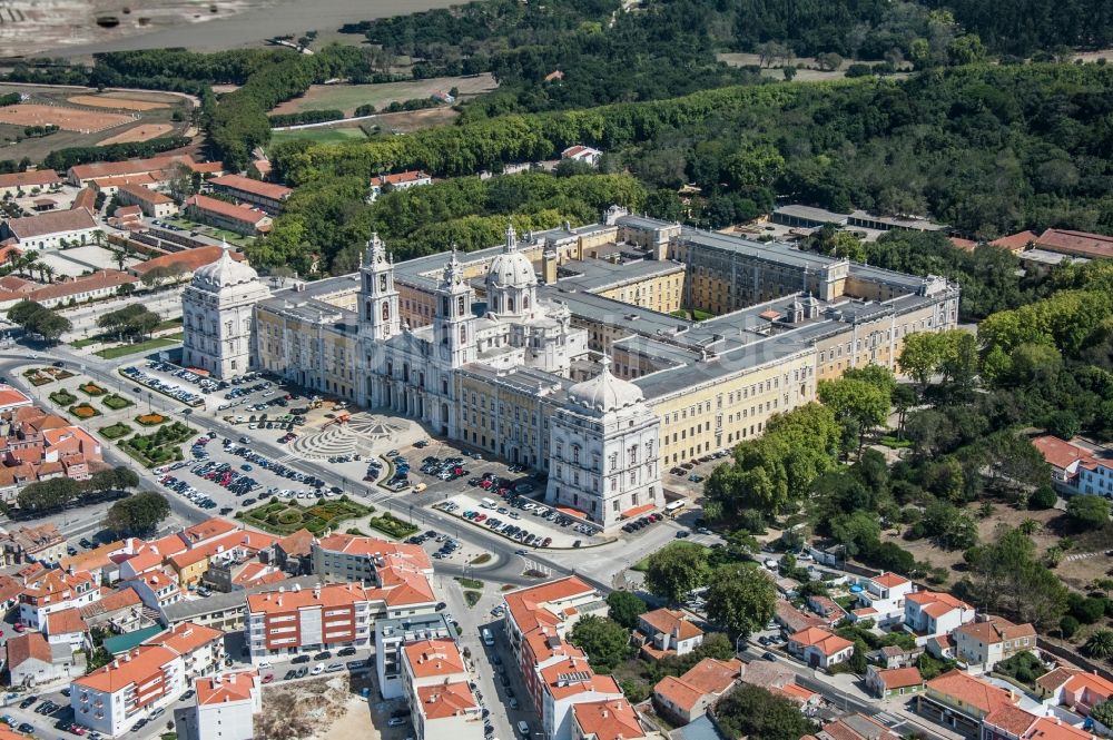 Mafra von oben - Gebäudekomplex des Klosters in Mafra in Lisboa, Portugal