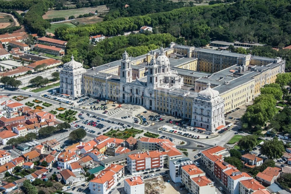 Mafra aus der Vogelperspektive: Gebäudekomplex des Klosters in Mafra in Lisboa, Portugal
