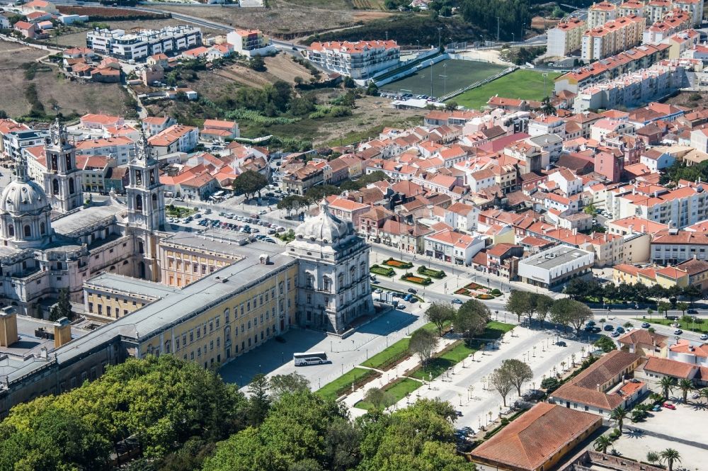 Luftaufnahme Mafra - Gebäudekomplex des Klosters in Mafra in Lisboa, Portugal