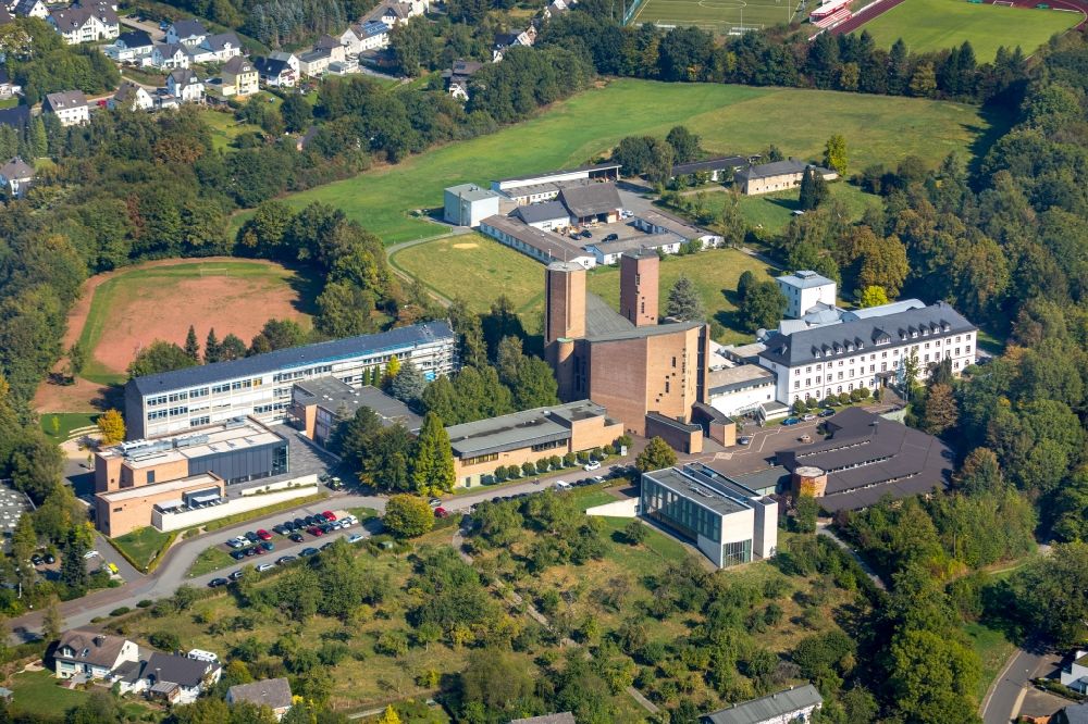 Luftaufnahme Meschede - Gebäudekomplex des Klosters in Meschede im Bundesland Nordrhein-Westfalen, Deutschland