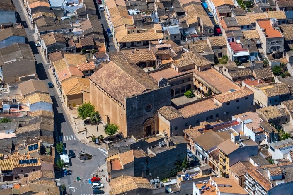 Muro von oben - Gebäudekomplex des Klosters in Muro in Balearische Insel Mallorca, Spanien