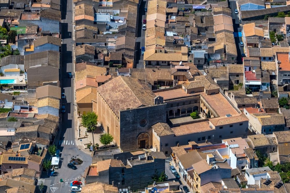Muro aus der Vogelperspektive: Gebäudekomplex des Klosters in Muro in Balearische Insel Mallorca, Spanien
