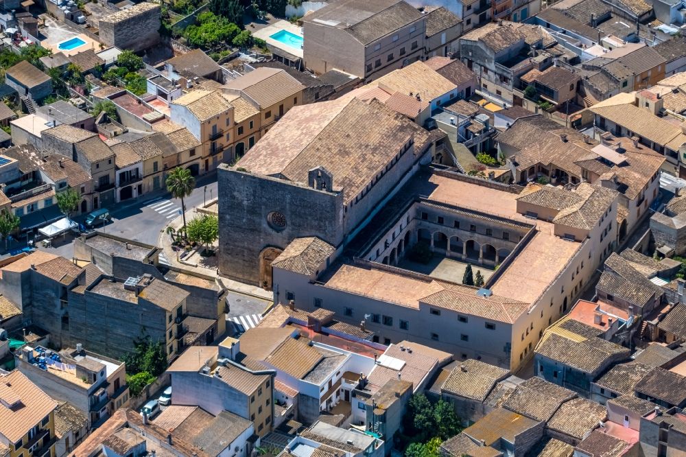 Luftbild Muro - Gebäudekomplex des Klosters in Muro in Balearische Insel Mallorca, Spanien