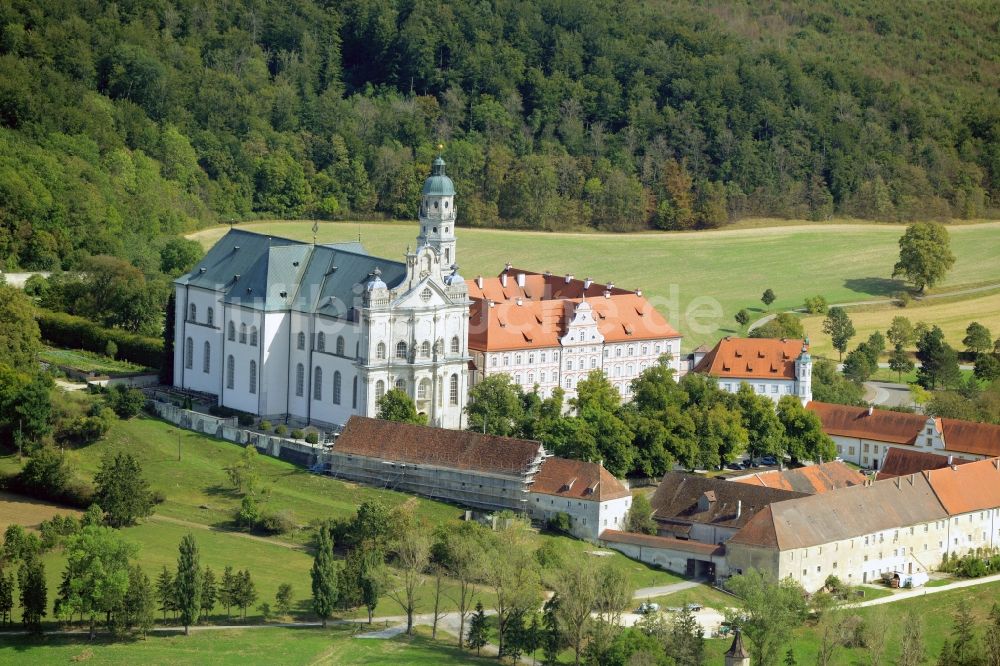Neresheim von oben - Gebäudekomplex des Klosters in Neresheim im Bundesland Baden-Württemberg