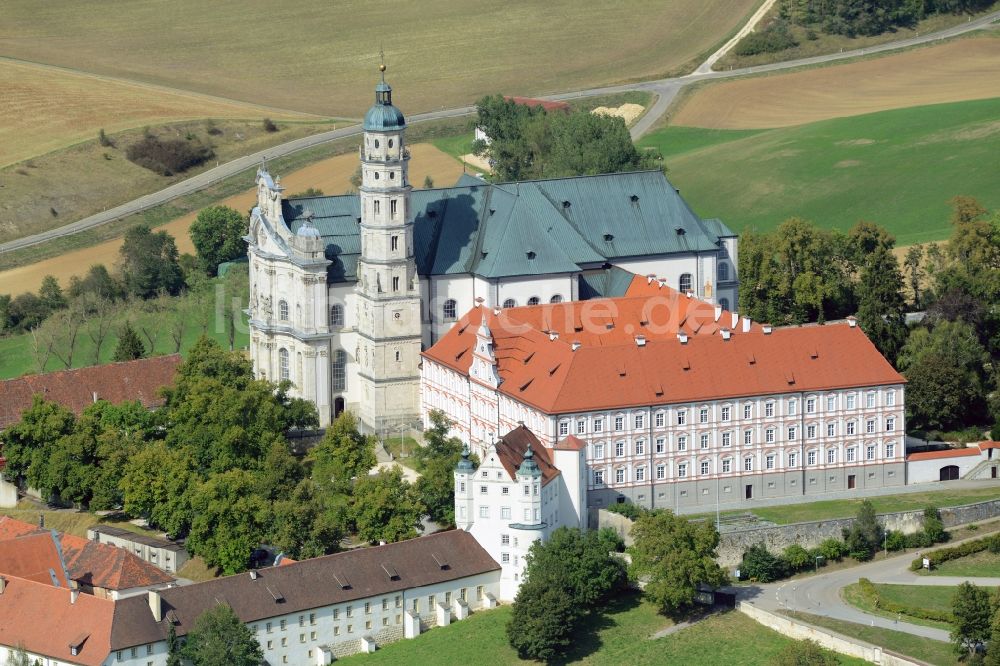 Neresheim aus der Vogelperspektive: Gebäudekomplex des Klosters in Neresheim im Bundesland Baden-Württemberg