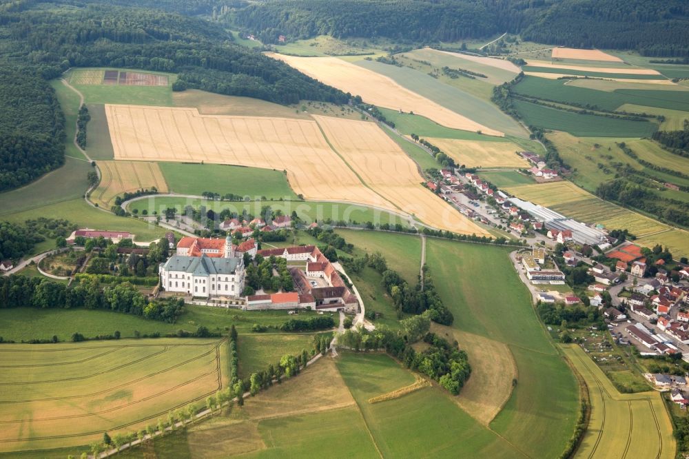 Neresheim von oben - Gebäudekomplex des Klosters in Neresheim im Bundesland Baden-Württemberg, Deutschland