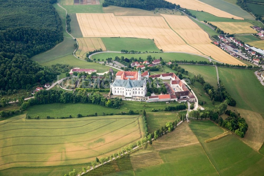 Neresheim aus der Vogelperspektive: Gebäudekomplex des Klosters in Neresheim im Bundesland Baden-Württemberg, Deutschland