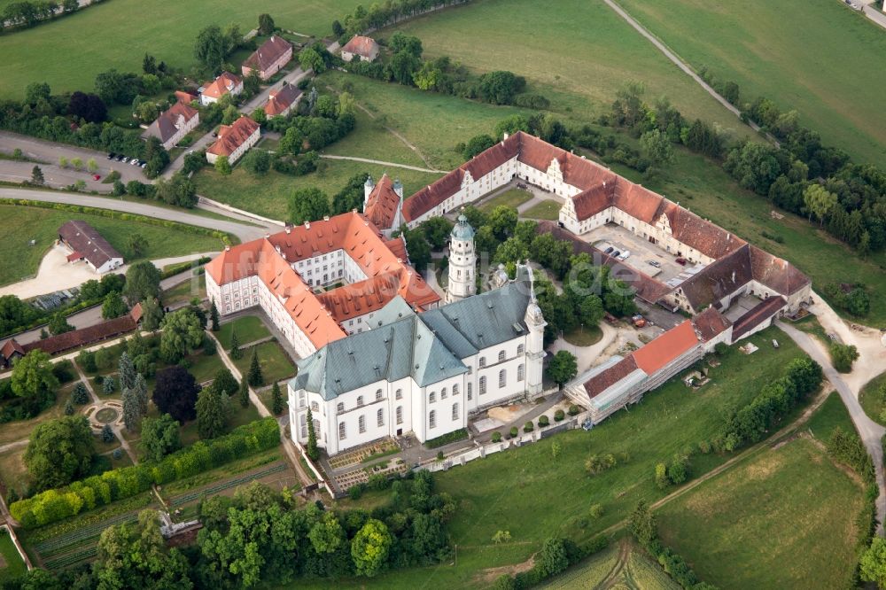 Neresheim von oben - Gebäudekomplex des Klosters in Neresheim im Bundesland Baden-Württemberg, Deutschland