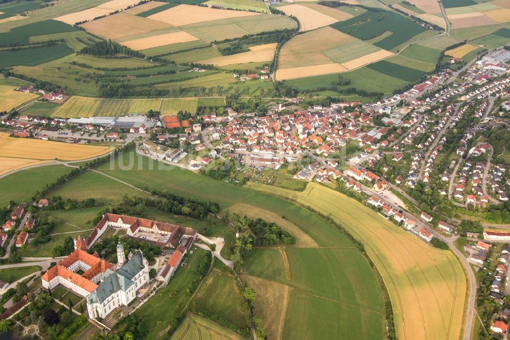 Neresheim aus der Vogelperspektive: Gebäudekomplex des Klosters in Neresheim im Bundesland Baden-Württemberg, Deutschland