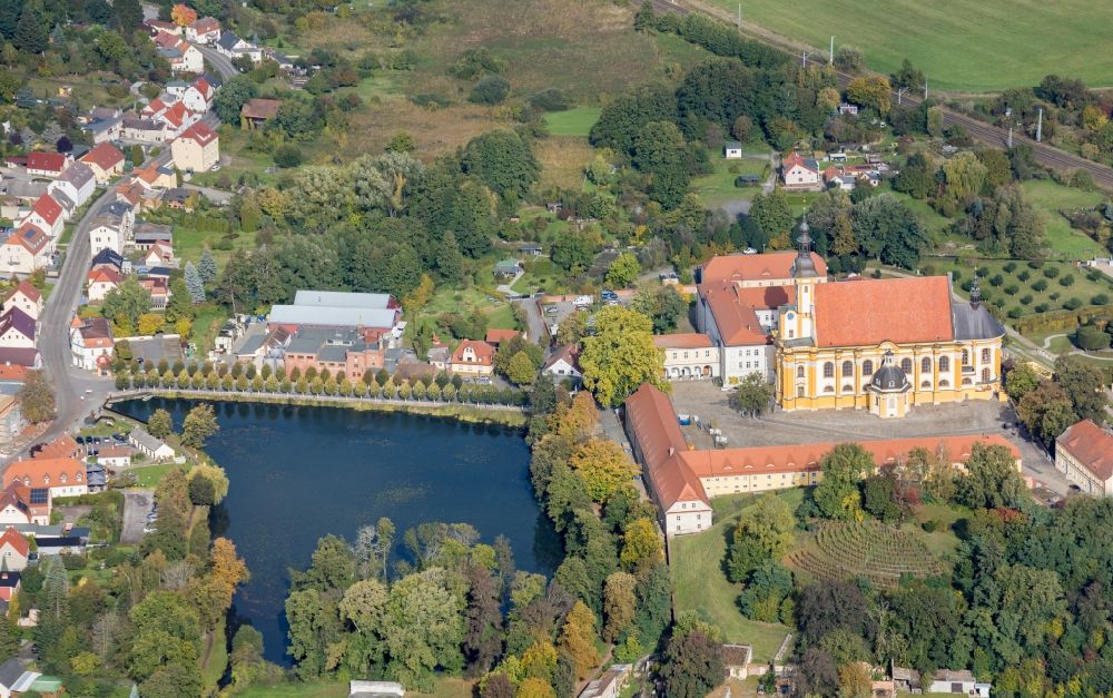 Neuzelle von oben - Gebäudekomplex des Klosters in Neuzelle im Bundesland Brandenburg, Deutschland