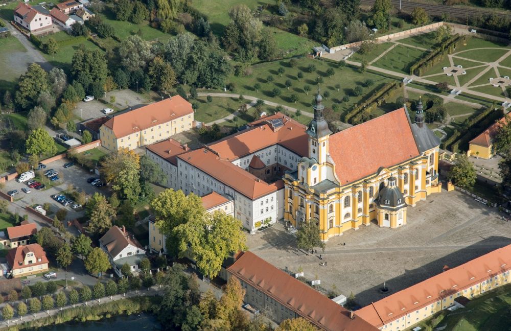 Luftbild Neuzelle - Gebäudekomplex des Klosters in Neuzelle im Bundesland Brandenburg, Deutschland