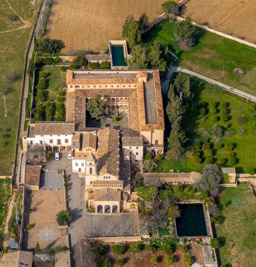 Palma von oben - Gebäudekomplex des Klosters nördlich von Palma in Balearische Insel Mallorca, Spanien