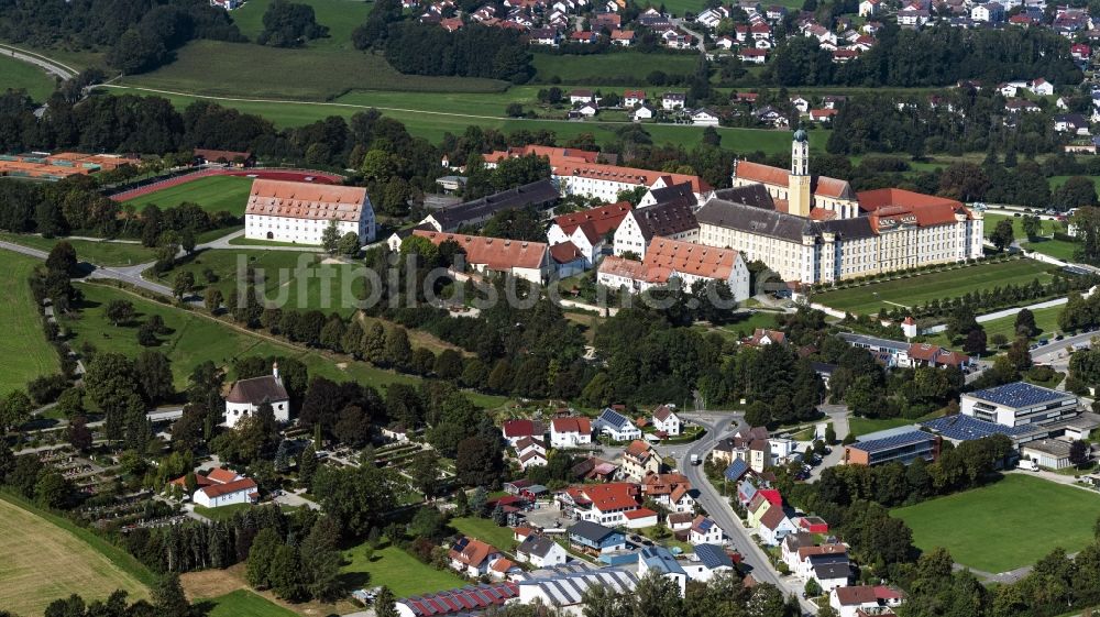 Ochsenhausen von oben - Gebäudekomplex des Klosters in Ochsenhausen im Bundesland Baden-Württemberg, Deutschland