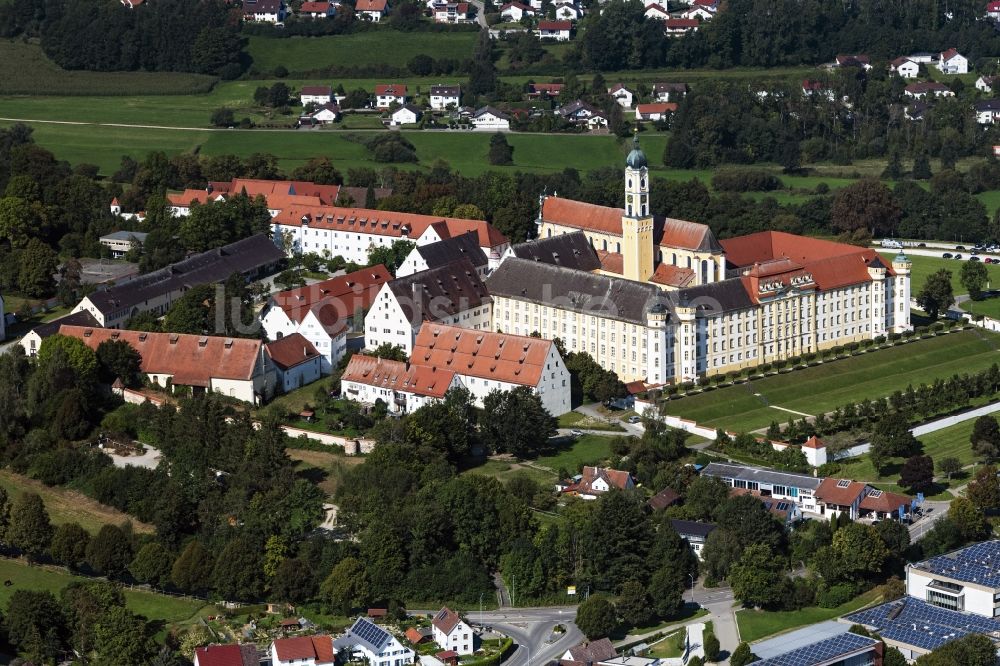 Luftaufnahme Ochsenhausen - Gebäudekomplex des Klosters in Ochsenhausen im Bundesland Baden-Württemberg, Deutschland