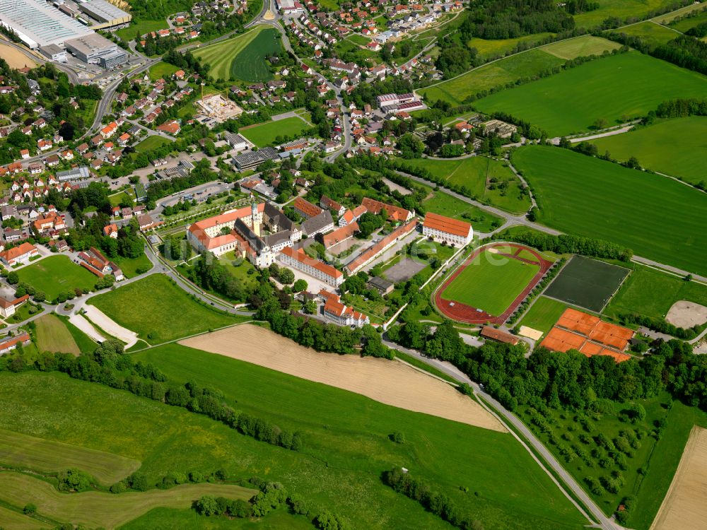 Ochsenhausen aus der Vogelperspektive: Gebäudekomplex des Klosters in Ochsenhausen im Bundesland Baden-Württemberg, Deutschland