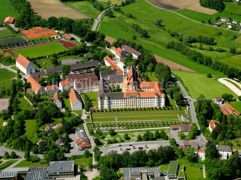 Ochsenhausen von oben - Gebäudekomplex des Klosters in Ochsenhausen im Bundesland Baden-Württemberg, Deutschland