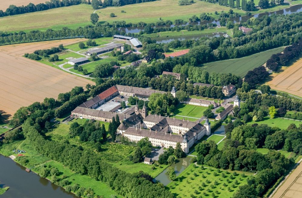 Luftbild Höxter - Gebäudekomplex des Klosters im Ortsteil Corvey in Höxter im Bundesland Nordrhein-Westfalen, Deutschland