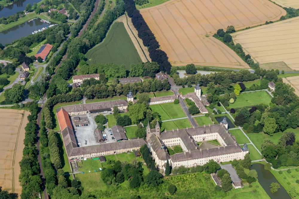 Luftaufnahme Höxter - Gebäudekomplex des Klosters im Ortsteil Corvey in Höxter im Bundesland Nordrhein-Westfalen, Deutschland