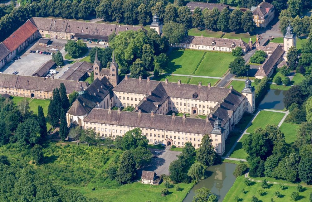 Höxter aus der Vogelperspektive: Gebäudekomplex des Klosters im Ortsteil Corvey in Höxter im Bundesland Nordrhein-Westfalen, Deutschland