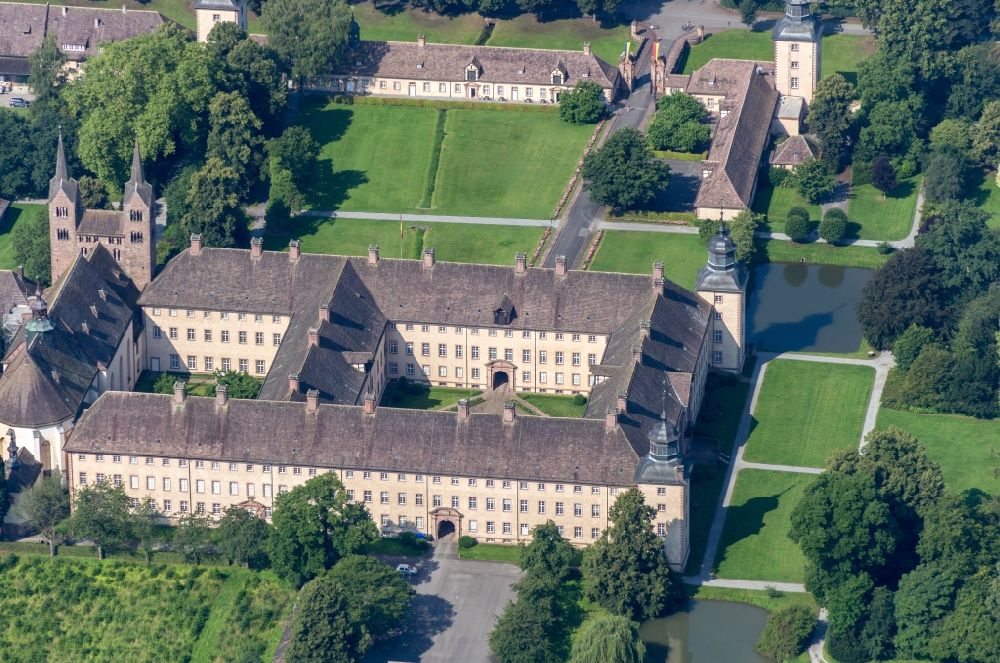 Luftbild Höxter - Gebäudekomplex des Klosters im Ortsteil Corvey in Höxter im Bundesland Nordrhein-Westfalen, Deutschland