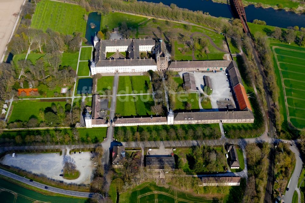 Luftaufnahme Höxter - Gebäudekomplex des Klosters im Ortsteil Corvey in Höxter im Bundesland Nordrhein-Westfalen, Deutschland