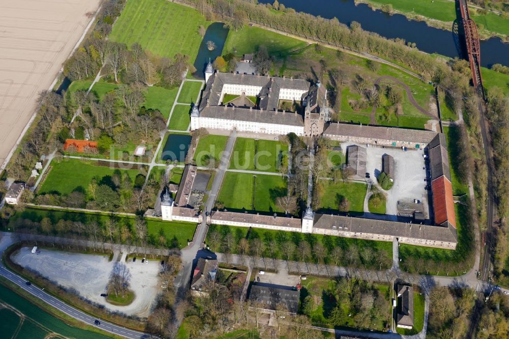 Höxter von oben - Gebäudekomplex des Klosters im Ortsteil Corvey in Höxter im Bundesland Nordrhein-Westfalen, Deutschland