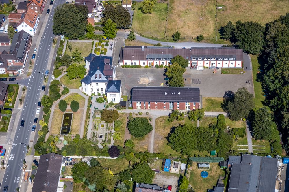Luftbild Bottrop - Gebäudekomplex des Klosters im Ortsteil Kirchhellen in Bottrop im Bundesland Nordrhein-Westfalen, Deutschland