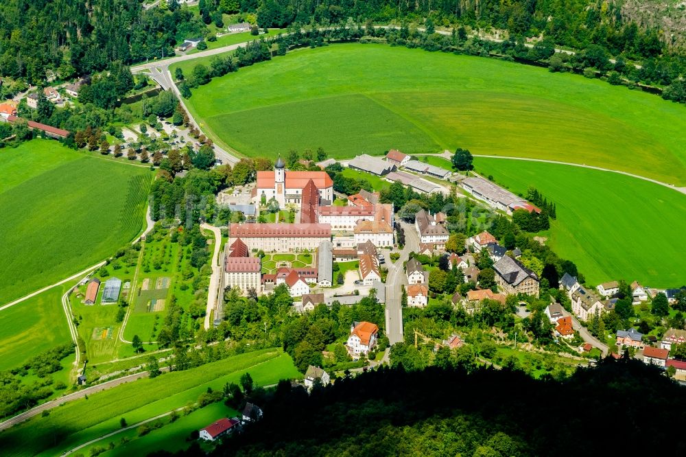 Beuron aus der Vogelperspektive: Gebäudekomplex des Klosters im Ortsteil Langenbrunn in Beuron im Bundesland Baden-Württemberg
