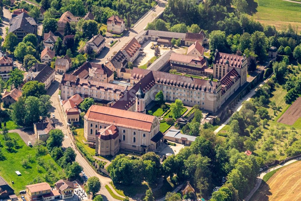 Beuron von oben - Gebäudekomplex des Klosters im Ortsteil Langenbrunn in Beuron im Bundesland Baden-Württemberg