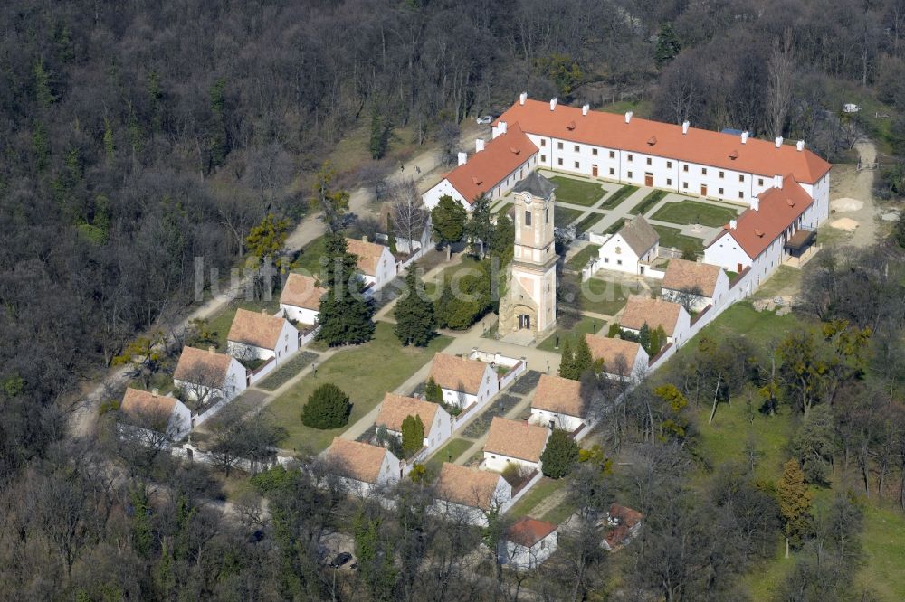Luftbild Oroszlany - Gebäudekomplex des Klosters im Ortsteil Majk in Oroszlany in Komarom-Esztergom, Ungarn