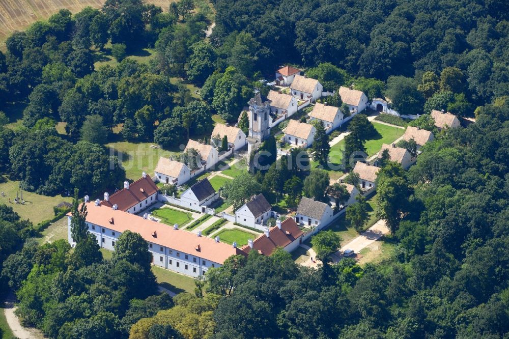 Luftaufnahme Oroszlany - Gebäudekomplex des Klosters im Ortsteil Majk in Oroszlany in Komarom-Esztergom, Ungarn