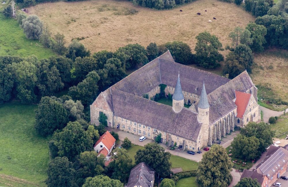 Luftaufnahme Rinteln - Gebäudekomplex des Klosters im Ortsteil Möllenbeck in Rinteln im Bundesland Niedersachsen, Deutschland