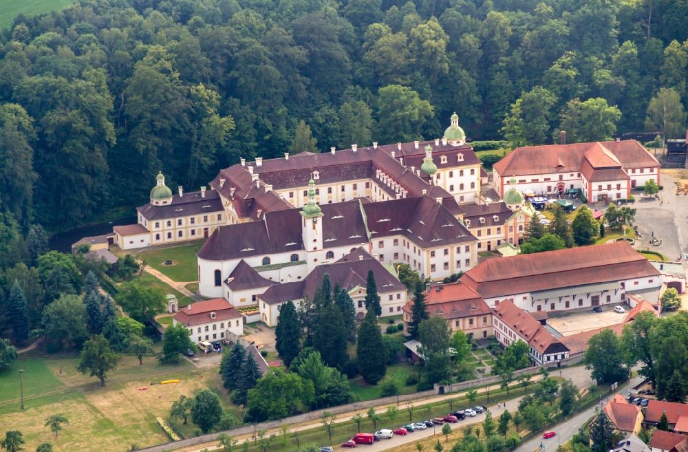 Ostritz aus der Vogelperspektive: Gebäudekomplex des Klosters in Ostritz im Bundesland Sachsen, Deutschland