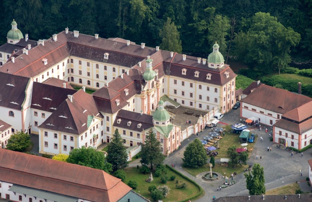 Ostritz von oben - Gebäudekomplex des Klosters in Ostritz im Bundesland Sachsen, Deutschland