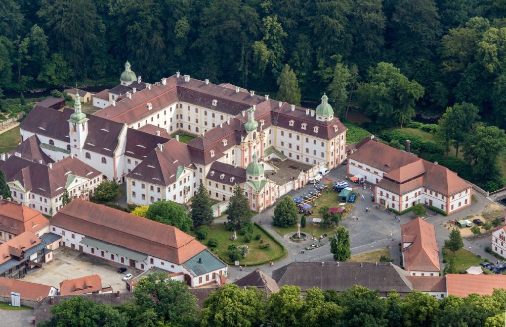 Ostritz aus der Vogelperspektive: Gebäudekomplex des Klosters in Ostritz im Bundesland Sachsen, Deutschland