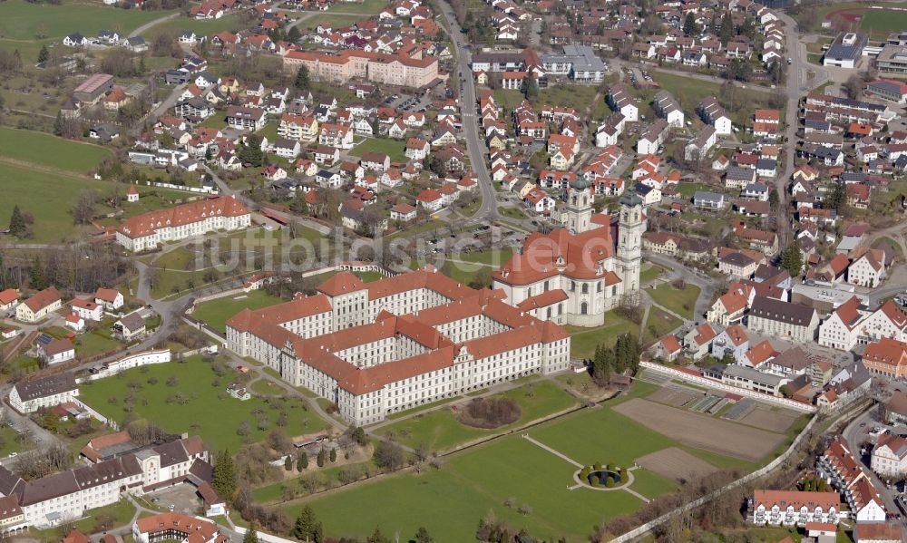 Ottobeuren von oben - Gebäudekomplex des Klosters in Ottobeuren im Bundesland Bayern, Deutschland