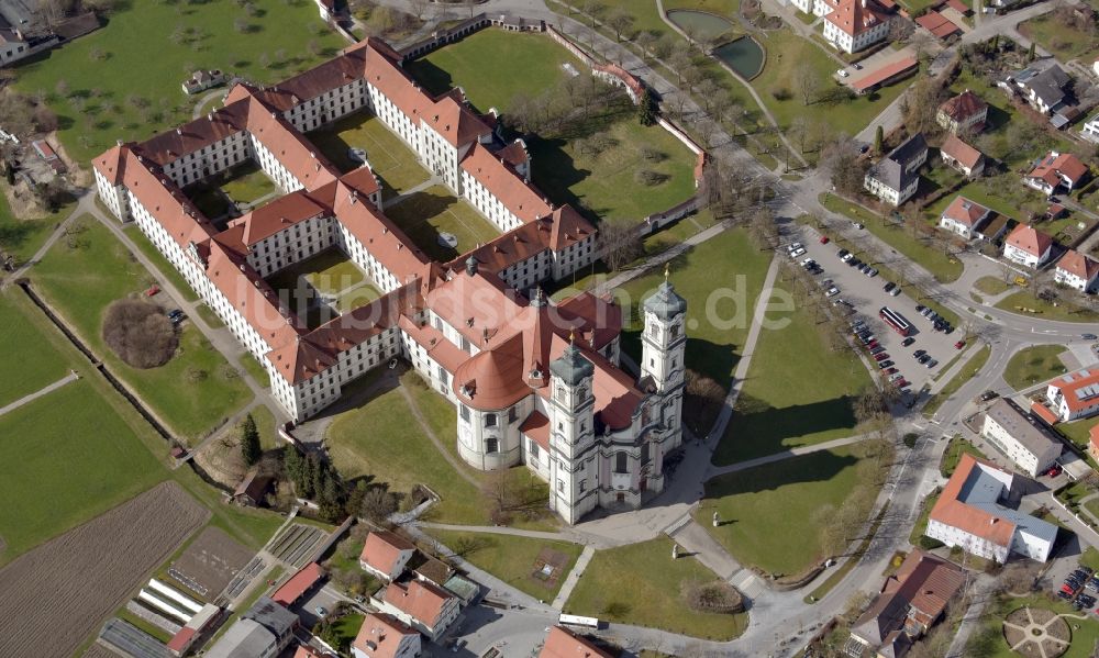 Luftaufnahme Ottobeuren - Gebäudekomplex des Klosters in Ottobeuren im Bundesland Bayern, Deutschland