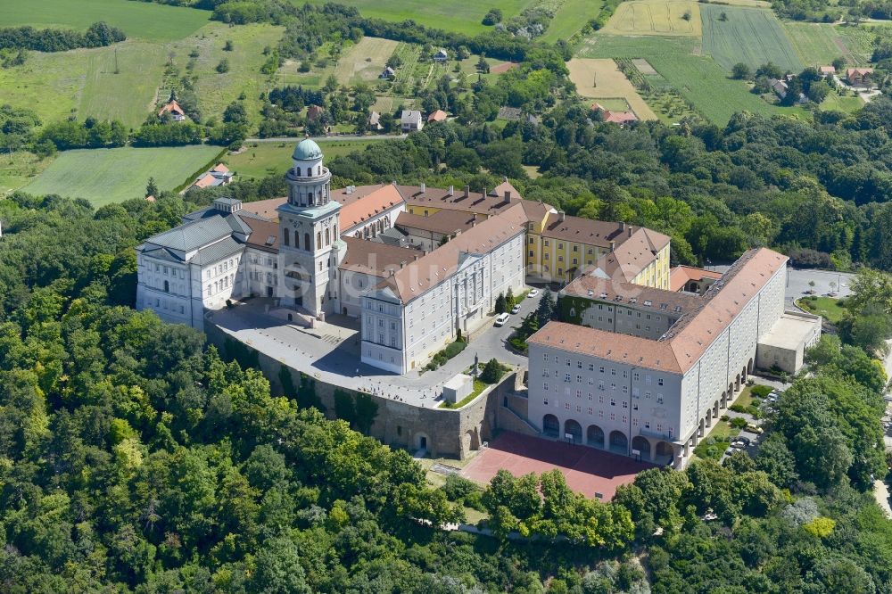 Luftbild Pannonhalma - Gebäudekomplex des Klosters in Pannonhalma in Györ-Moson-Sopron, Ungarn