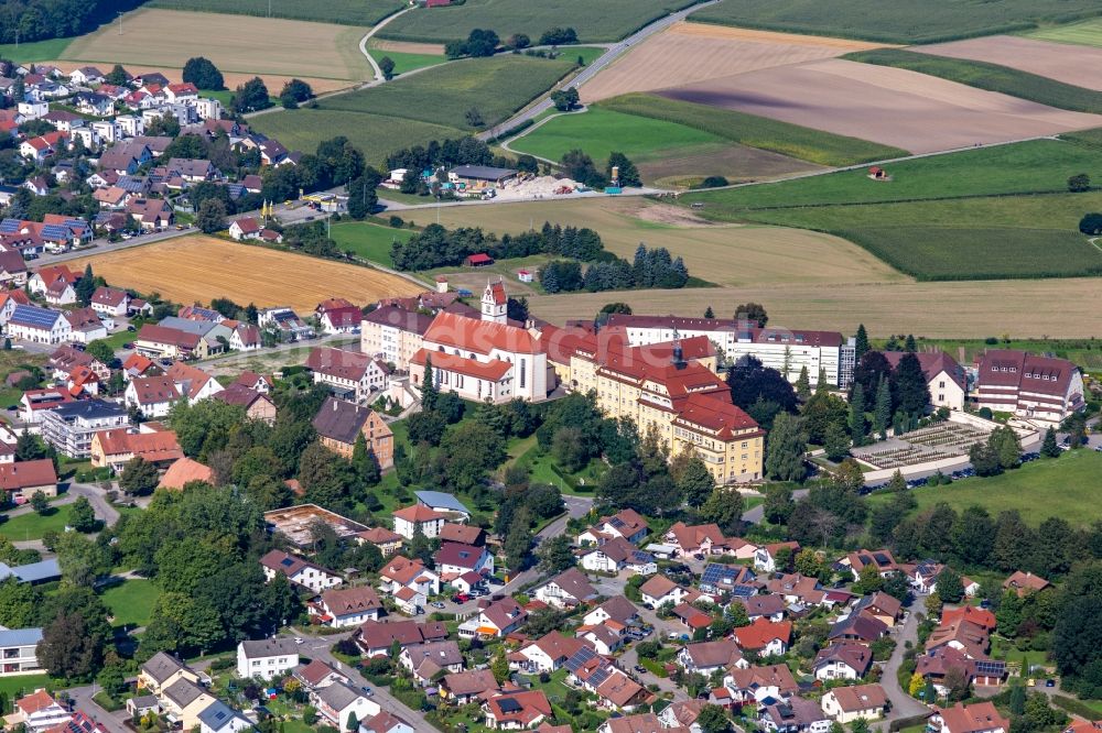 Reute von oben - Gebäudekomplex des Klosters Reute in Bad Waldsee im Bundesland Baden-Württemberg, Deutschland