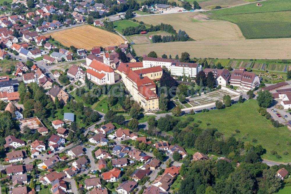Reute aus der Vogelperspektive: Gebäudekomplex des Klosters Reute in Bad Waldsee im Bundesland Baden-Württemberg, Deutschland