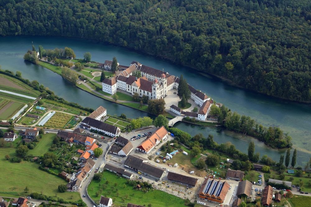 Luftaufnahme Rheinau - Gebäudekomplex des Klosters Rheinau mit Klosterplatz in Rheinau im Kanton Zürich, Schweiz